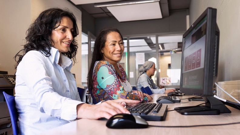 foto: dames achter computers